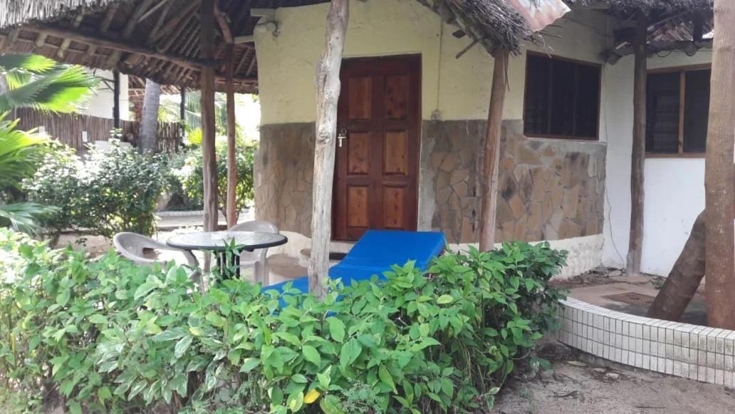 The New Big Tree Beach Resort Mombassa Buitenkant foto